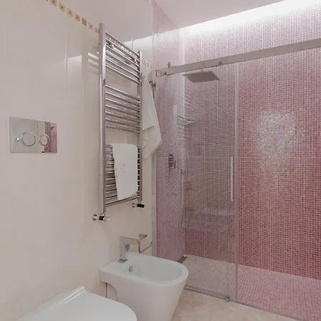 Tritone Minimal Apartament Rzym